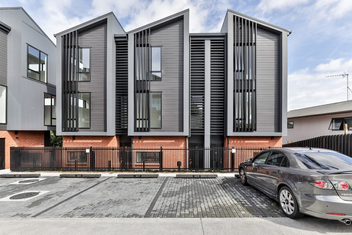 10/11 Western Springs Road, Morningside, Auckland - Carousel 21