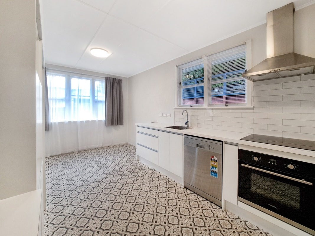 41 Bird Grove, Stokes Valley, Lower Hutt - Carousel 1
