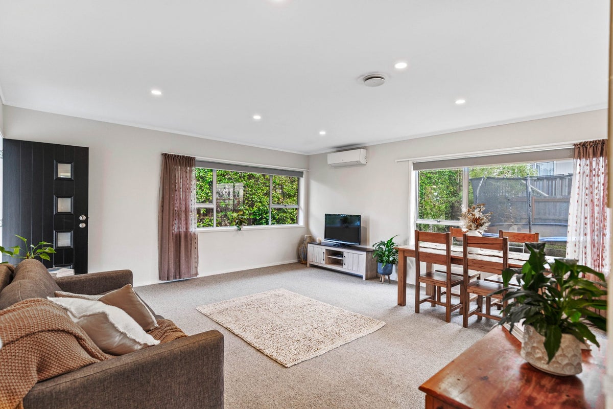 2/4 Illana Place, Ranui, Auckland - Carousel 2