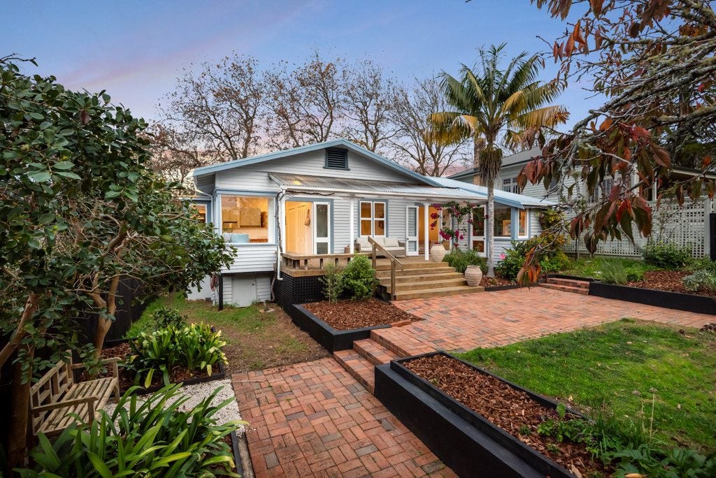 12 Glade Place, Birkenhead, Auckland - Carousel 1