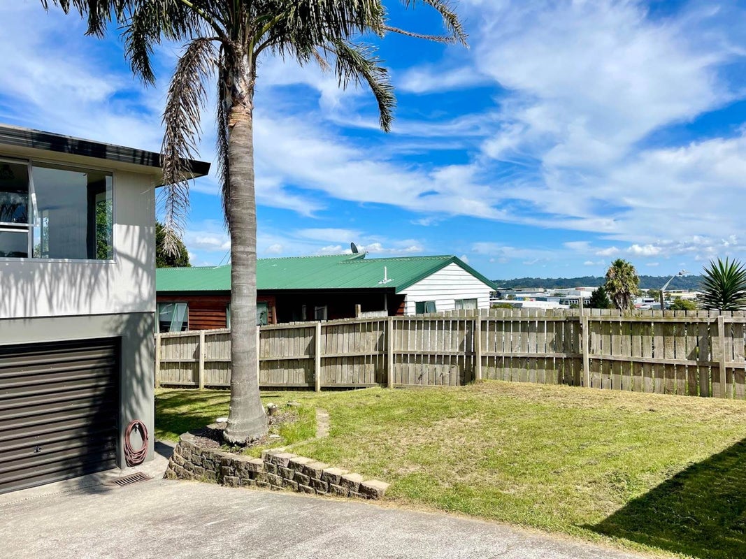 1/17 Grenadine Place, Unsworth Heights, Auckland - Carousel 19