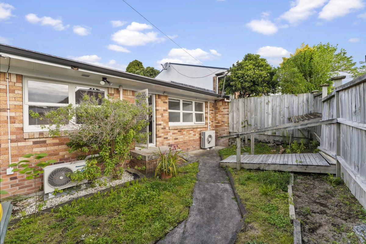 2/15 Waterview Road West, Takanini, Auckland - Carousel 1