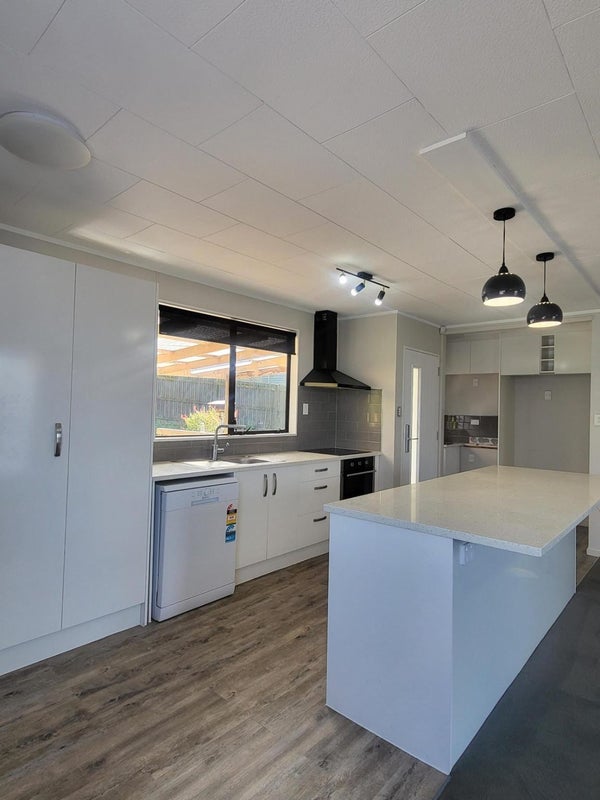 4 Kayle Glen, West Harbour, Auckland - Carousel 2