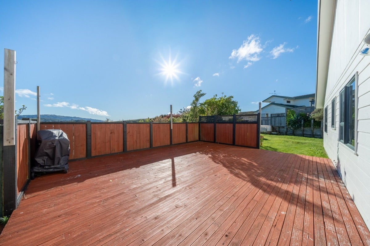 8 Peppertree Lane, Woodridge, Wellington - Carousel 2