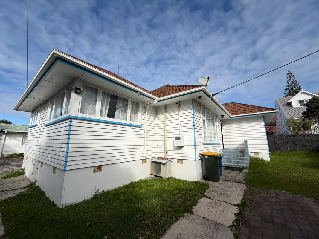2/91 Lynwood Road, New Lynn, Auckland - Carousel 1