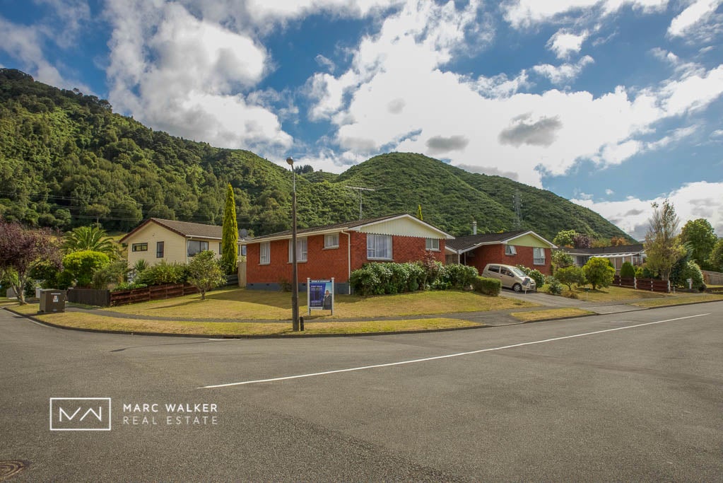 1/1 Fremont Grove, Totara Park, Upper Hutt - Carousel 1