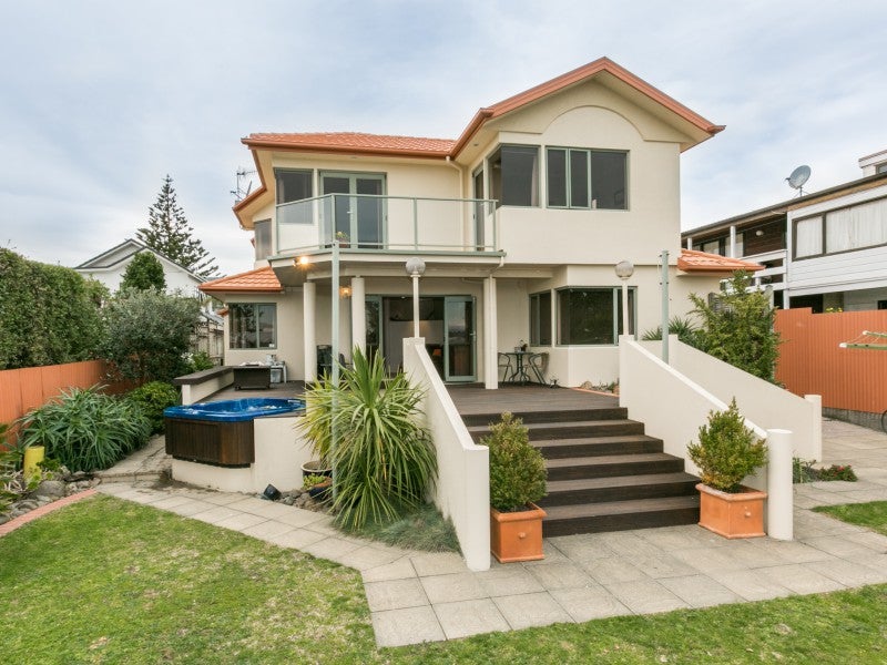 37A The Esplanade, Westshore, Napier - Carousel 1