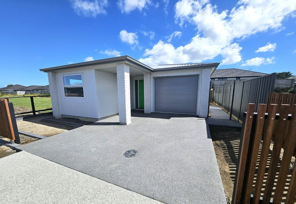 27 Hammick Crescent, Pyes Pa, Tauranga - Carousel 1