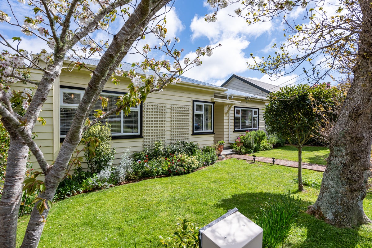 8 Shirley Street, Karori, Wellington - Carousel 1