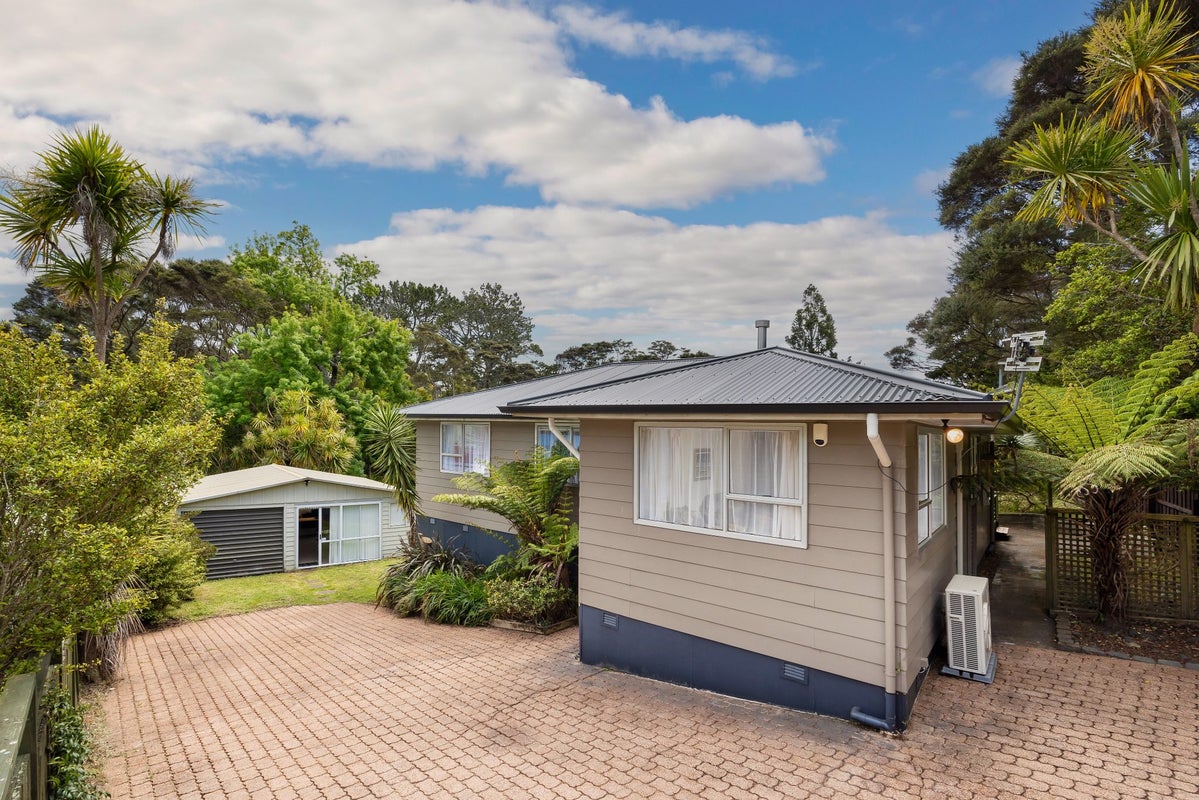 11 Onedin Place, Titirangi, Auckland - Carousel 1