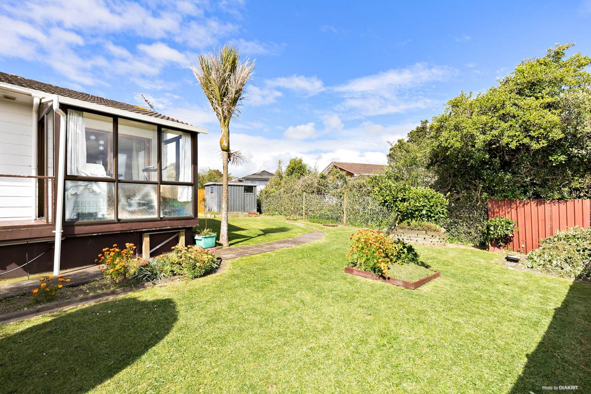 2/17 Shalimar Place, Clover Park, Auckland - Carousel 2