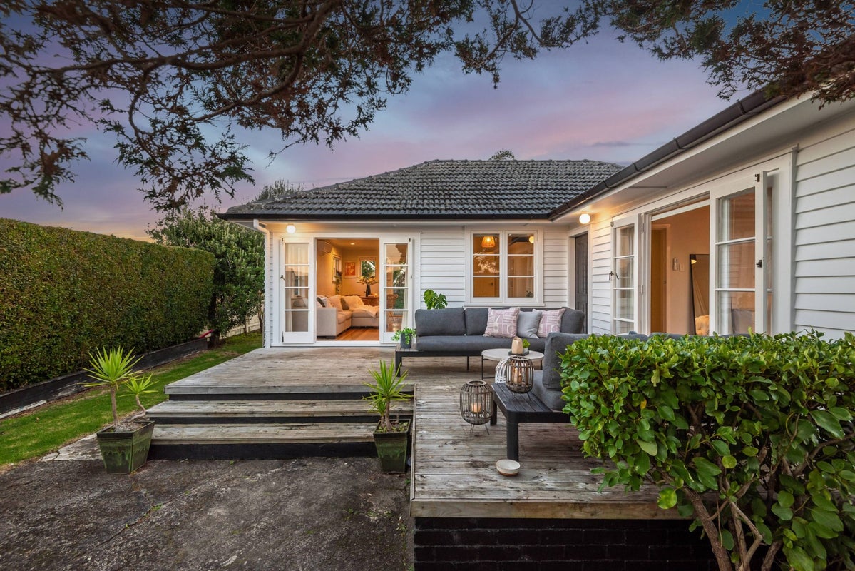 422A Old Te Atatu Road, Te Atatu Peninsula, Auckland - Carousel 1