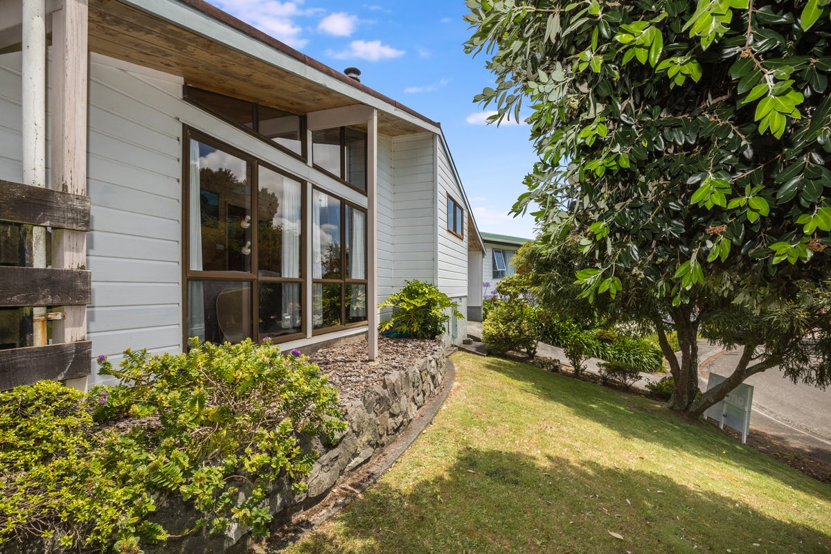 32 Hicks Close, Whitby, Porirua - Carousel 2