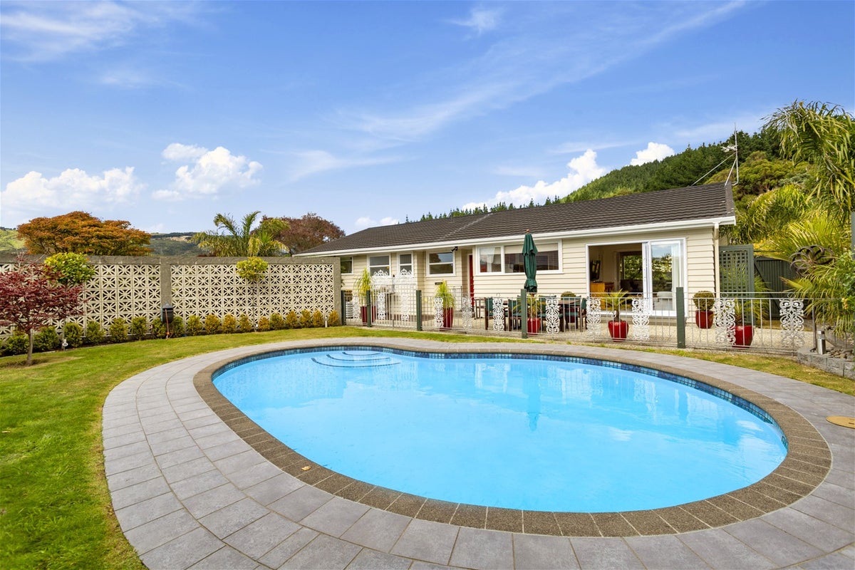 24 Sunrise Blvd, Tawa, Wellington - Carousel 2