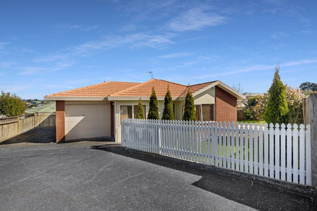678D Te Atatu Road, Te Atatu Peninsula, Auckland - Carousel 1