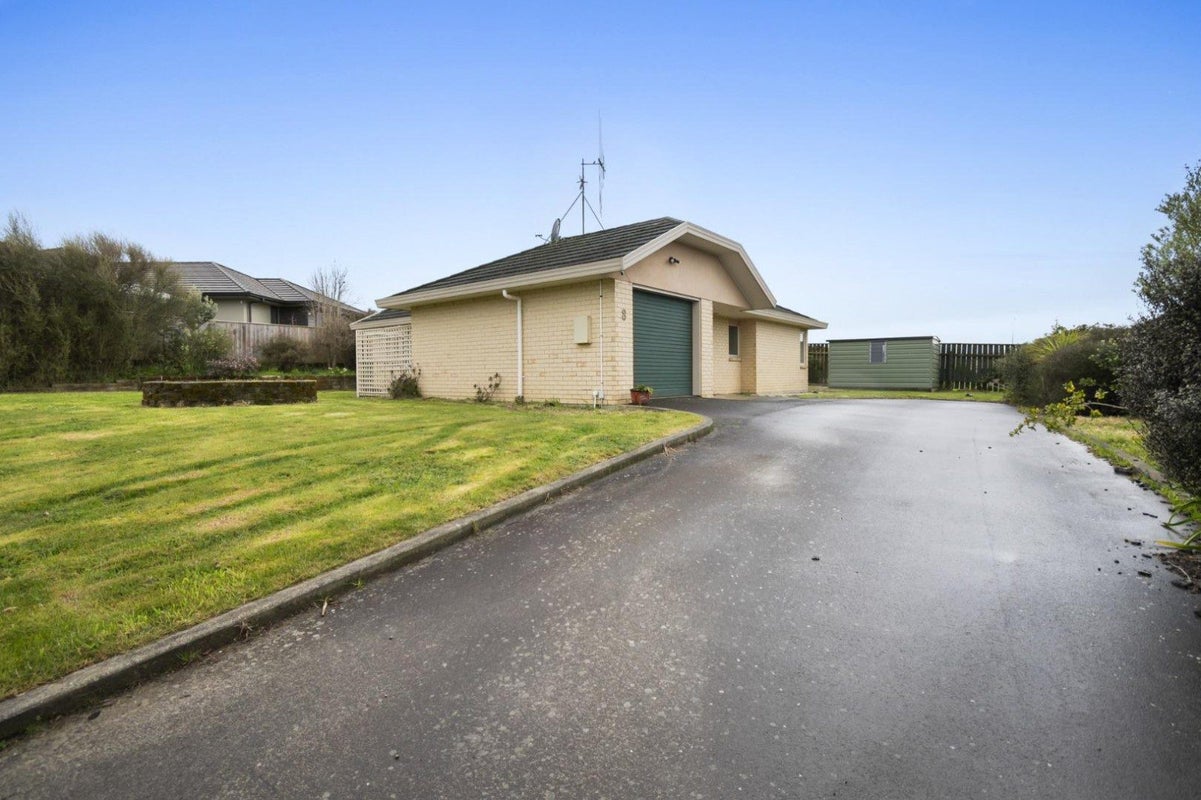 8 Shakespeare Way, Kelvin Grove, Palmerston North - Carousel 2