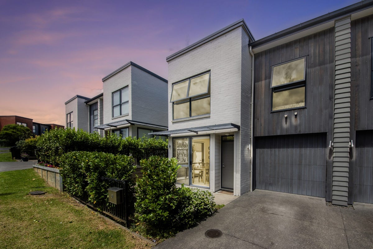 31 Matairangi Avenue, Totara Heights, Auckland - Carousel 1