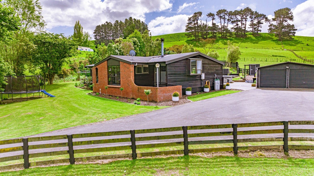 231 No 3 Line, Whanganui East, Whanganui - Carousel 1