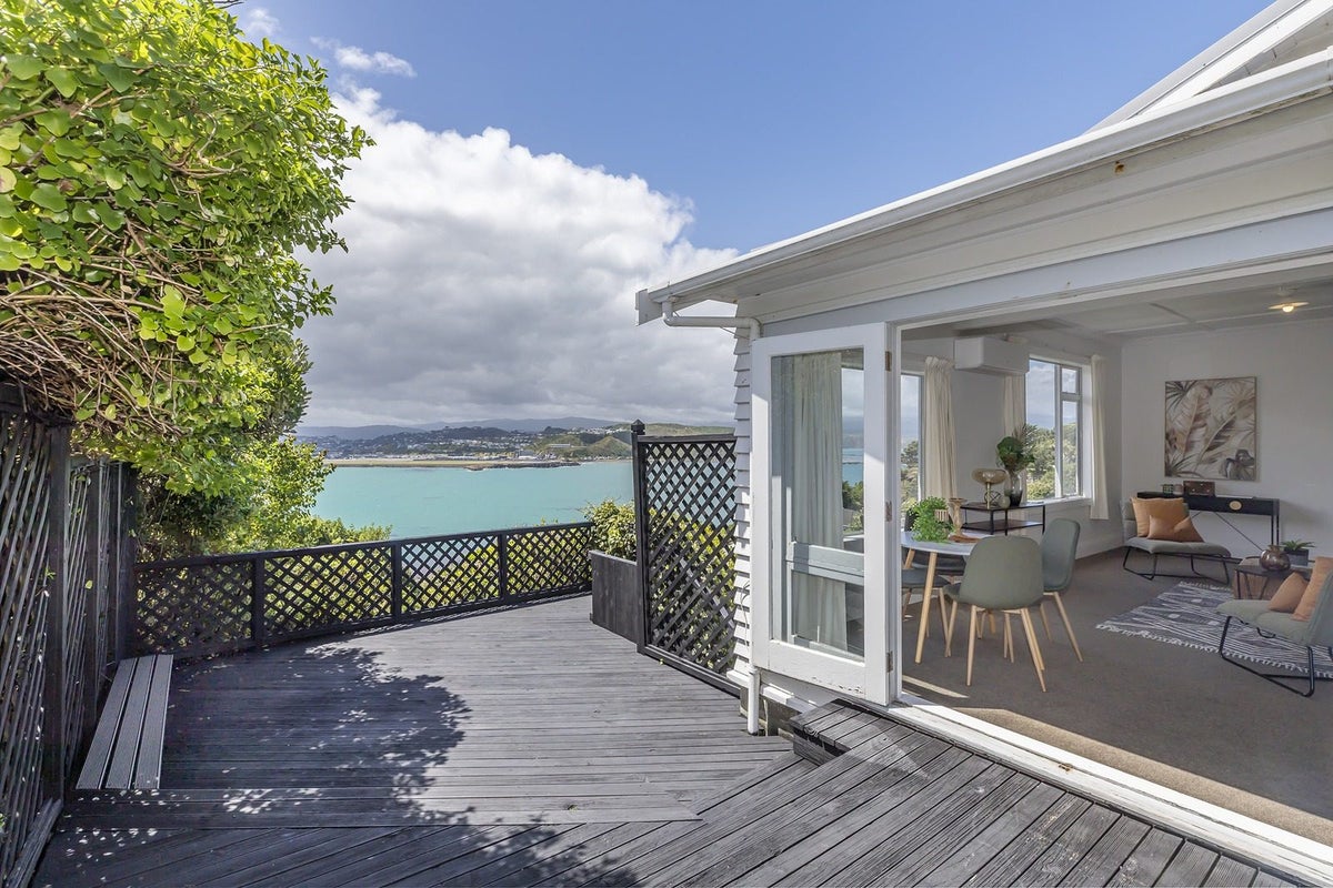 24 Hungerford Road, Lyall Bay, Wellington - Carousel 1