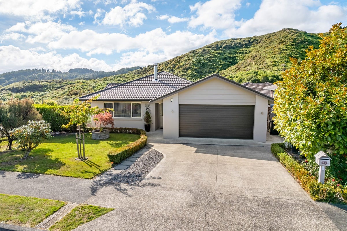 48 King Charles Drive, Kingsley Heights, Upper Hutt - Carousel 1