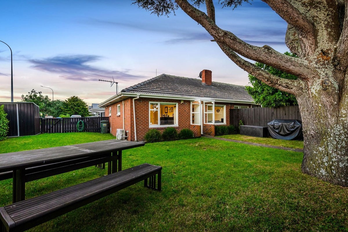 2 Eastdale Road, Avondale, Auckland - Carousel 1