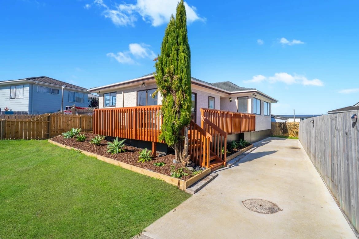 9 Massine Place, Randwick Park, Auckland - Carousel 1