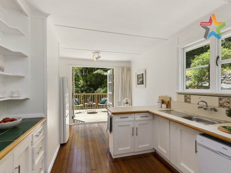 16 Victory Avenue, Karori, Wellington - Carousel 2
