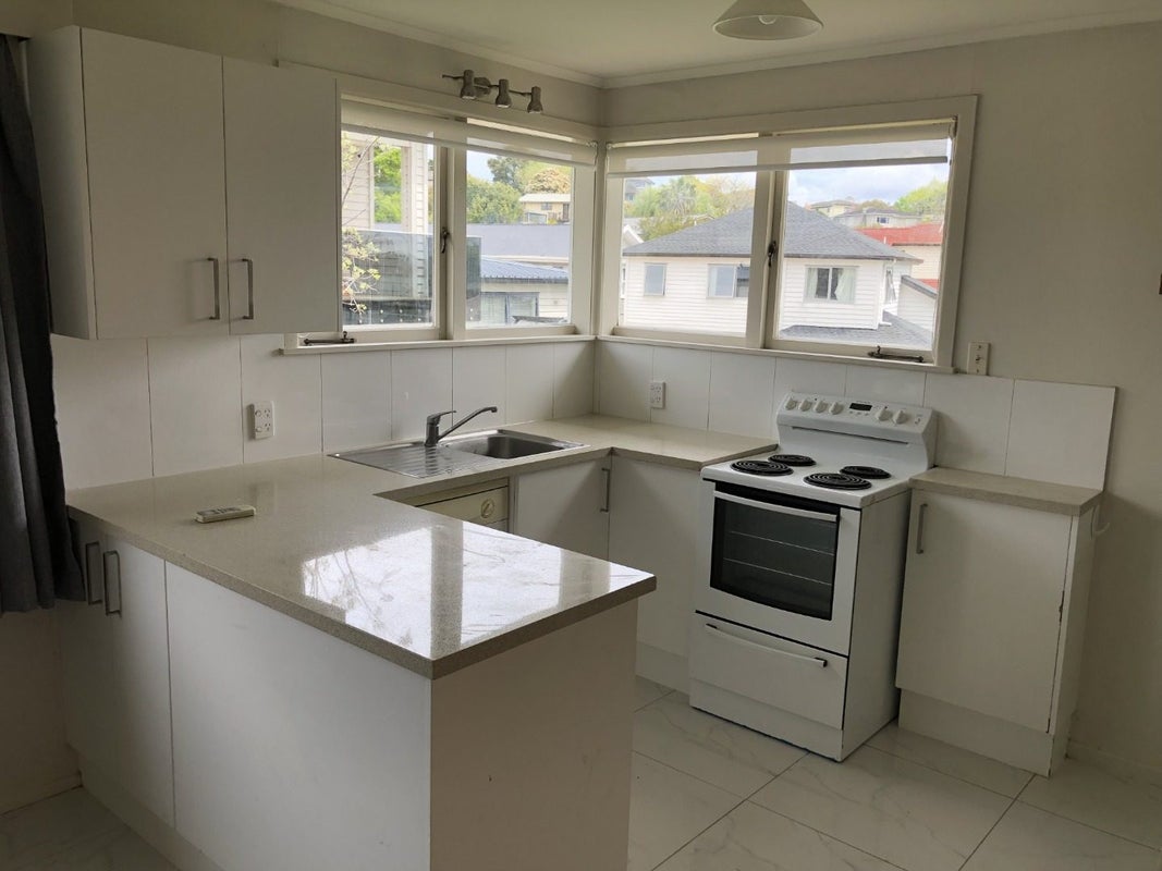 37 Canberra Avenue, Lynfield, Auckland - Carousel 2