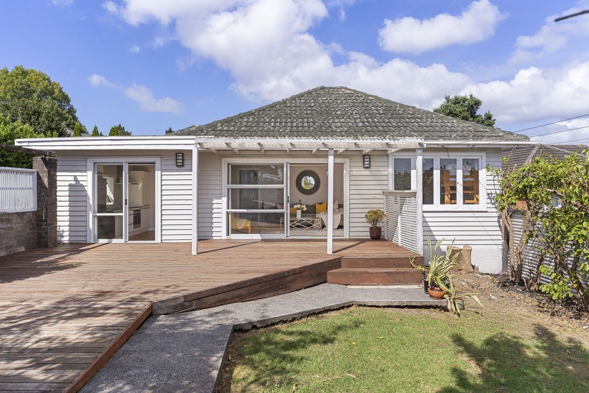 32 Fairlands Avenue, Waterview, Auckland - Carousel 1