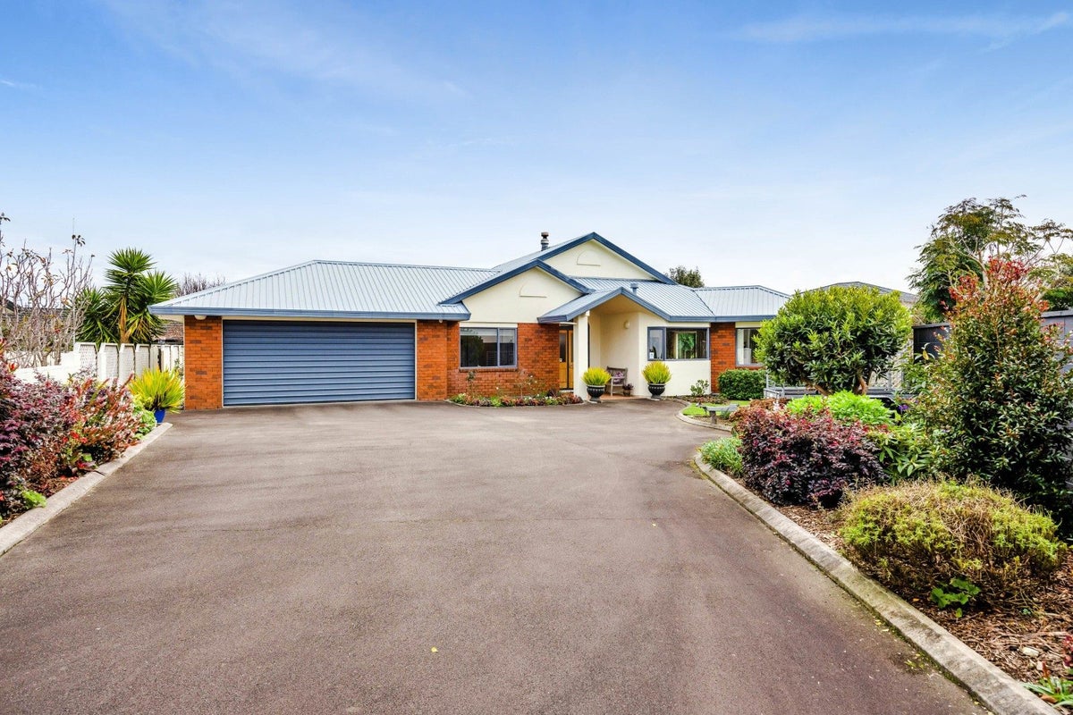 10 Taylor Place, Merrilands, New Plymouth - Carousel 1