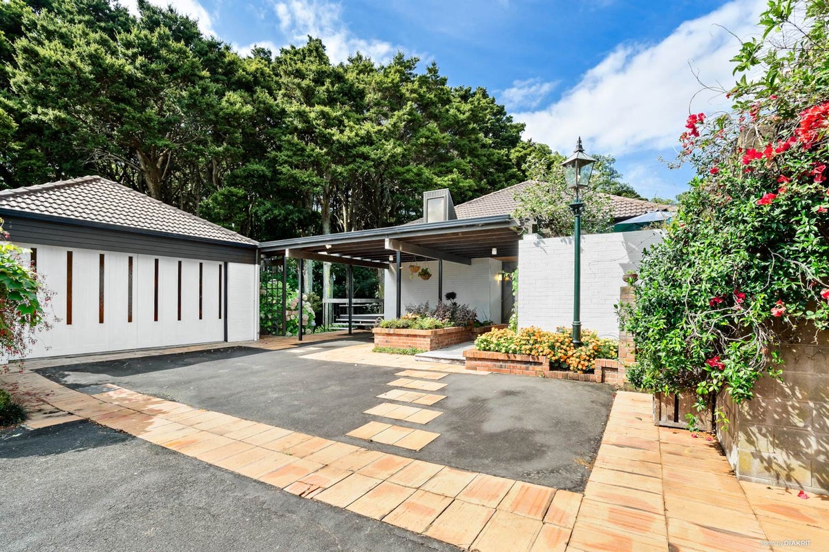 16 Patricia Place, Hillpark, Auckland - Carousel 1