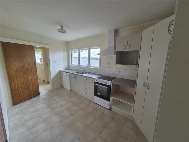 17 Regent Street, Silverdale, Hamilton - Carousel 2