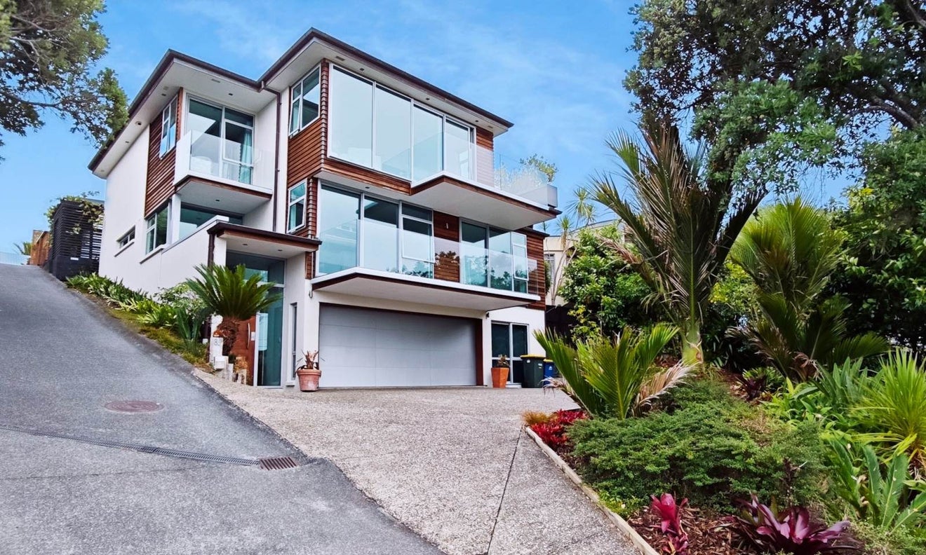 86A Churchill Road, Murrays Bay, Auckland - Carousel 1