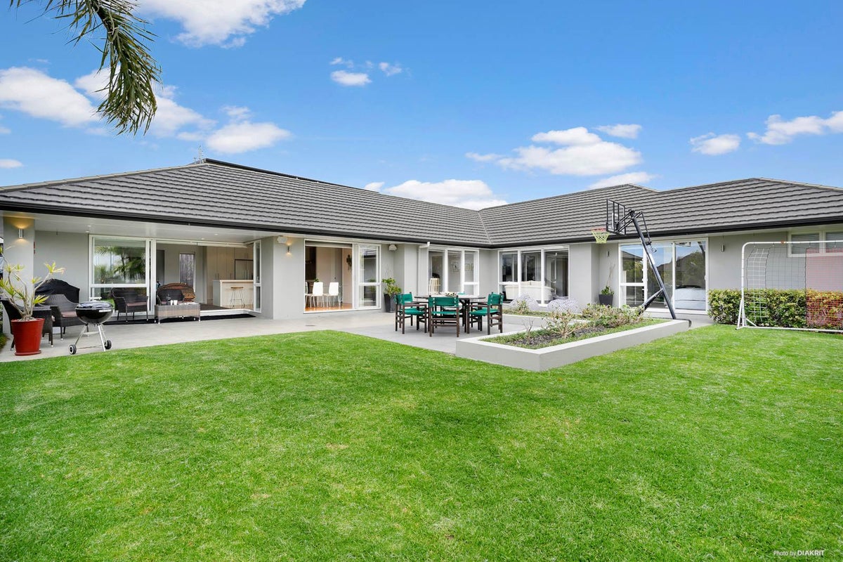 27 Intrepid Crescent, Beachlands, Auckland - Carousel 1