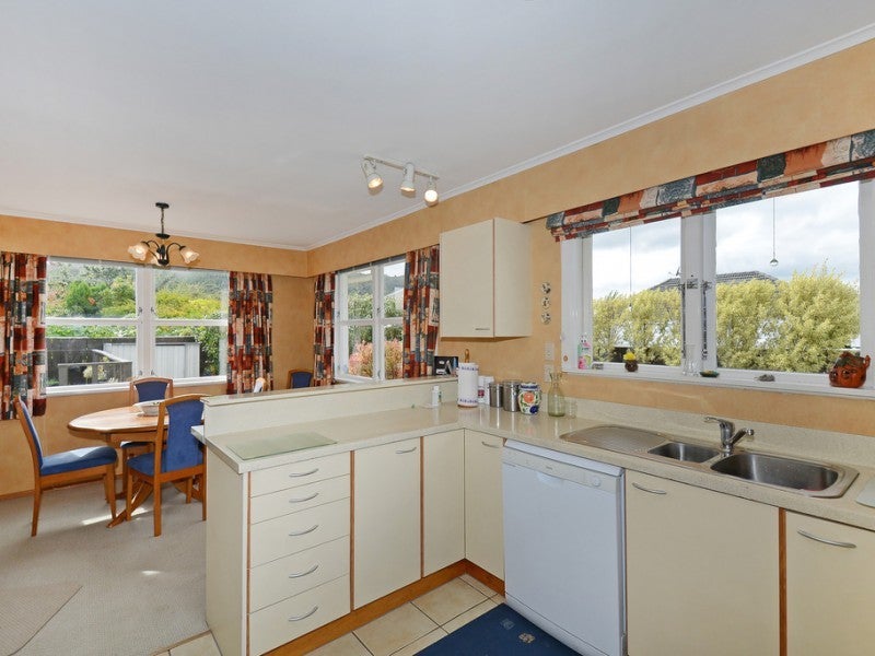17 Kelly Grove, Elderslea, Upper Hutt - Carousel 2