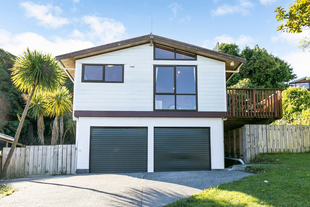 13 Hazlewood Avenue, Karori, Wellington - Carousel 1