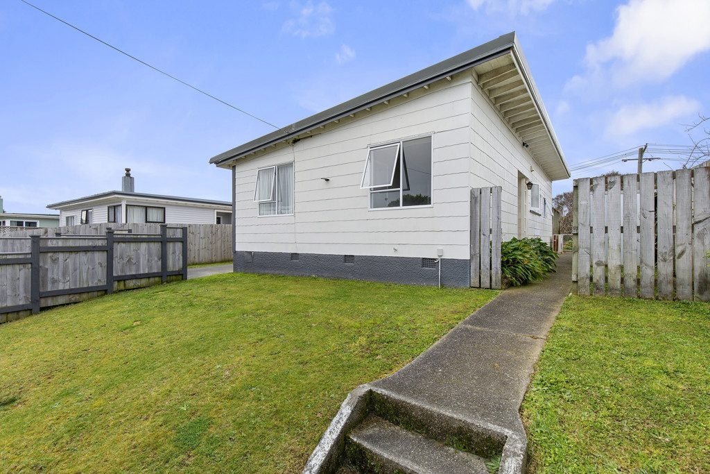 9 Morere Street, Titahi Bay, Porirua - Carousel 1