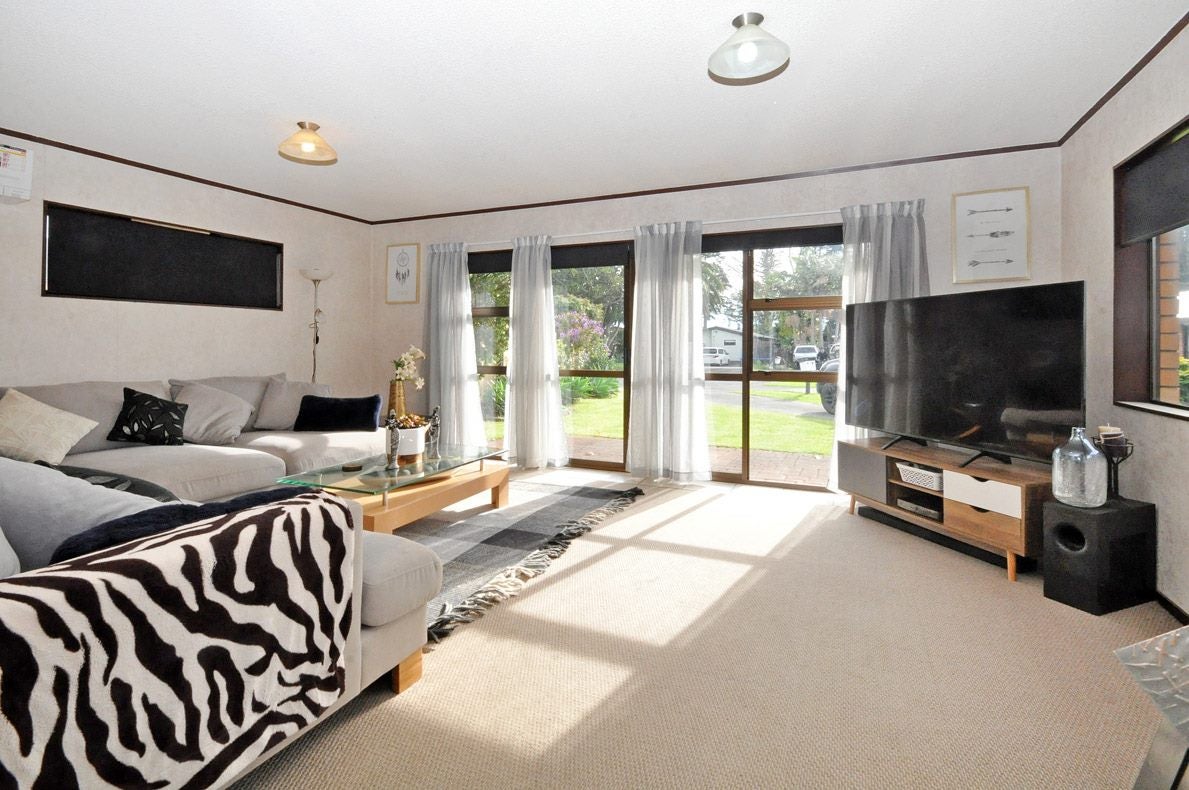 5 Kamulla Court, Conifer Grove, Takanini - Carousel 2