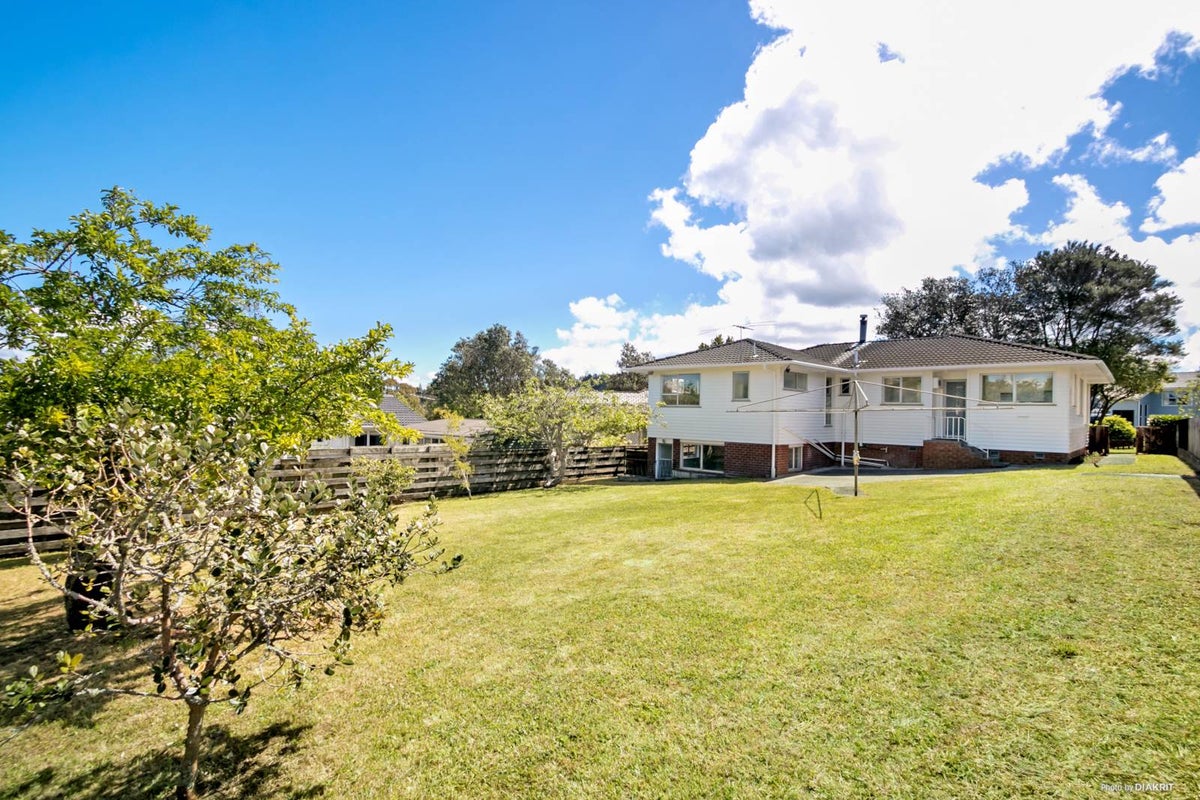 3 Halcombe Place, Green Bay, Auckland - Carousel 1
