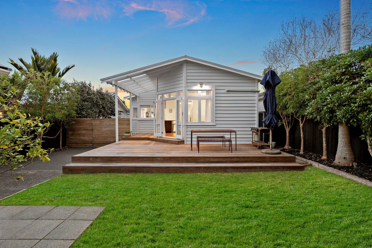 28 Buxton Street, Point Chevalier, Auckland - Carousel 1