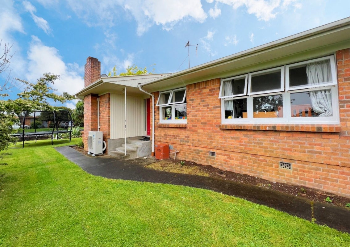 11 Bremworth Avenue, Dinsdale, Hamilton - Carousel 2