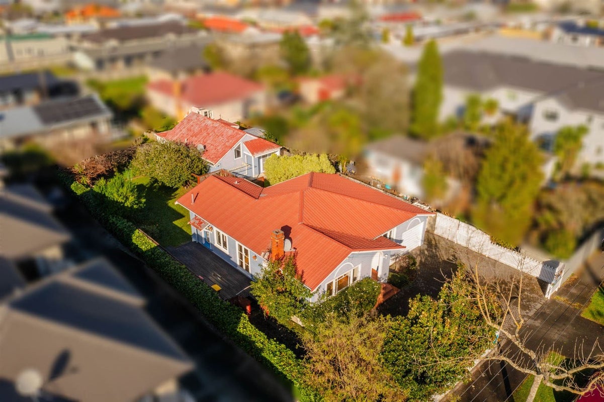 64 Wellington Street, Hamilton East, Hamilton - Carousel 1