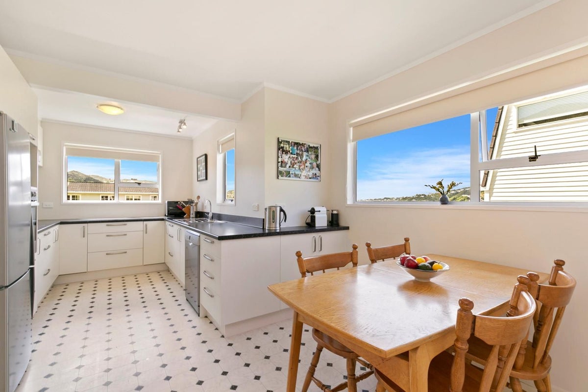 9 Epping Grove, Karori, Wellington - Carousel 2