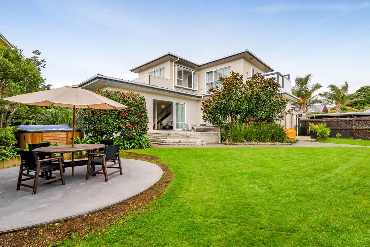 10 Strandon Place, Strandon, New Plymouth - Carousel 1