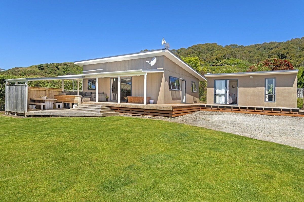 10 Puka Place, MAHIA, NUHAKA - Carousel 1