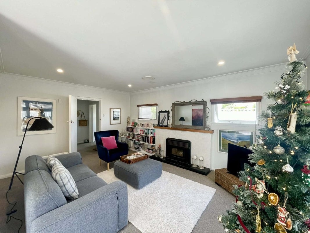 57 Paynters Avenue, Strandon, New Plymouth - Carousel 2