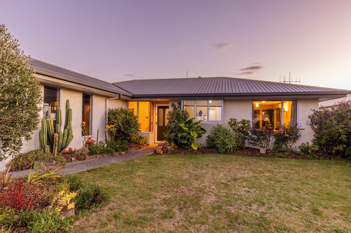 4 Vining Crescent, Stoke, Nelson - Carousel 1