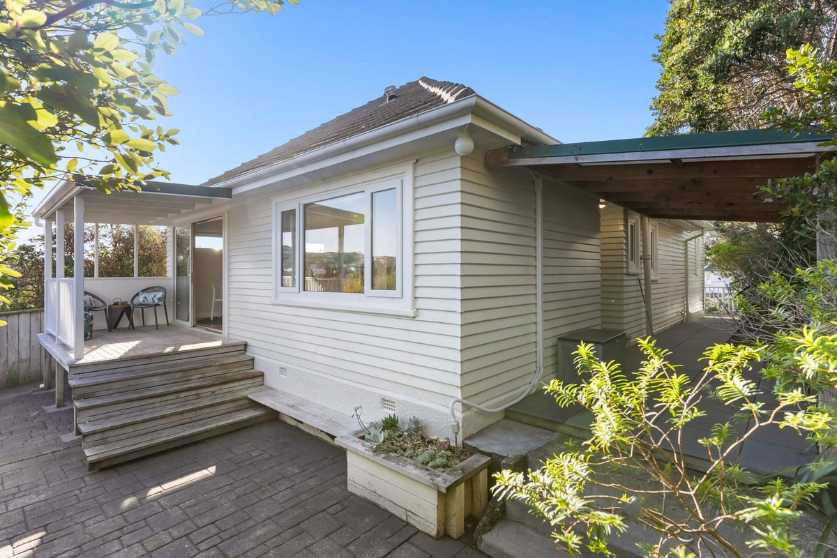 16 Lyndfield Lane, Newlands, Wellington - Carousel 1
