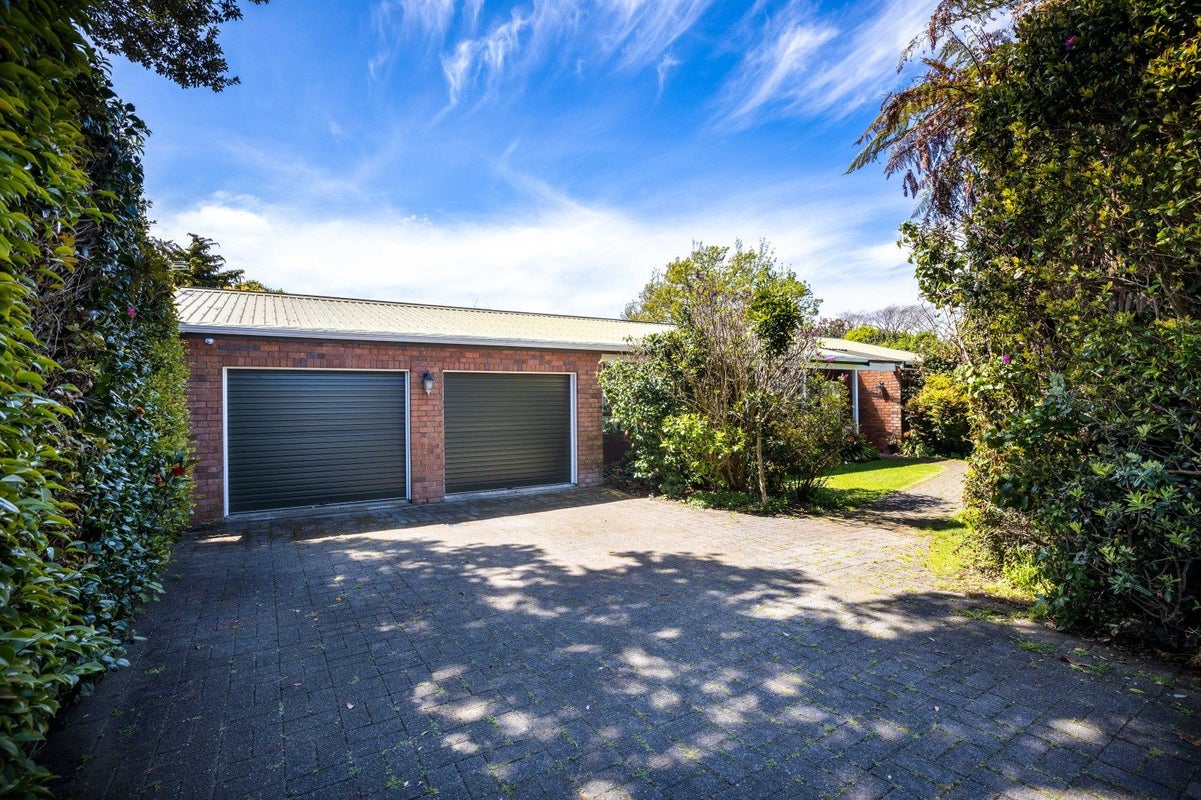 2 Byron Place, Whalers Gate, New Plymouth - Carousel 2