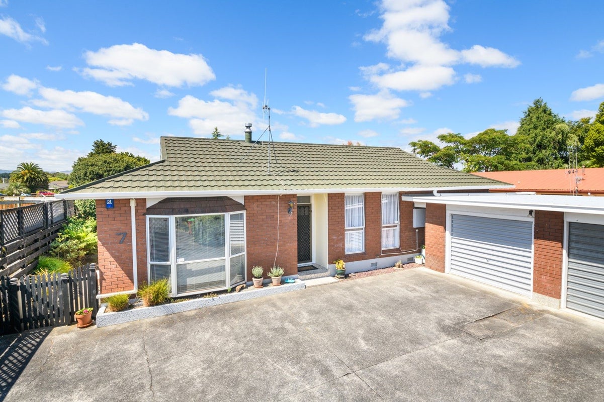 7 Haast Place, Awapuni, Palmerston North - Carousel 1